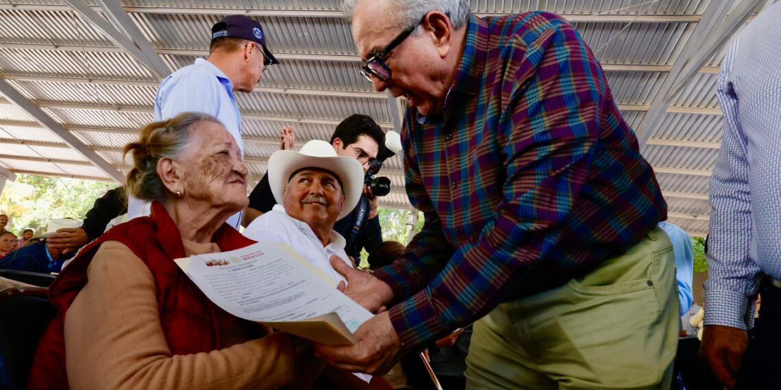 “Reciban con felicidad documentos que les brindan certeza jurídica”; expresa gobernador Rocha a familias sinaloítas