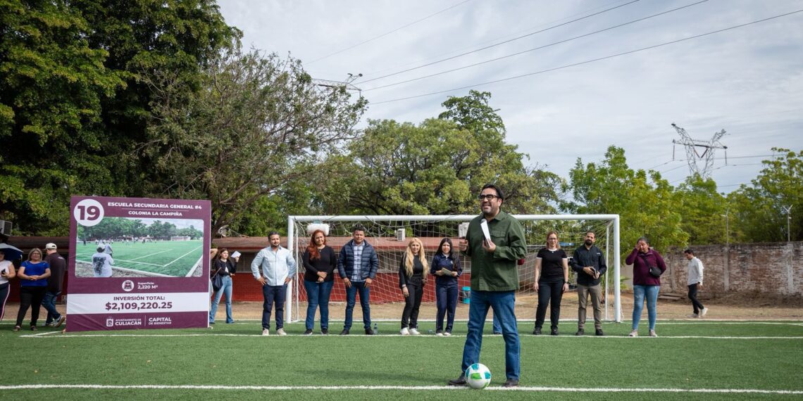 Juan de Dios Gámez entrega cancha de fútbol de pasto sintético en la secundaria General No. 4