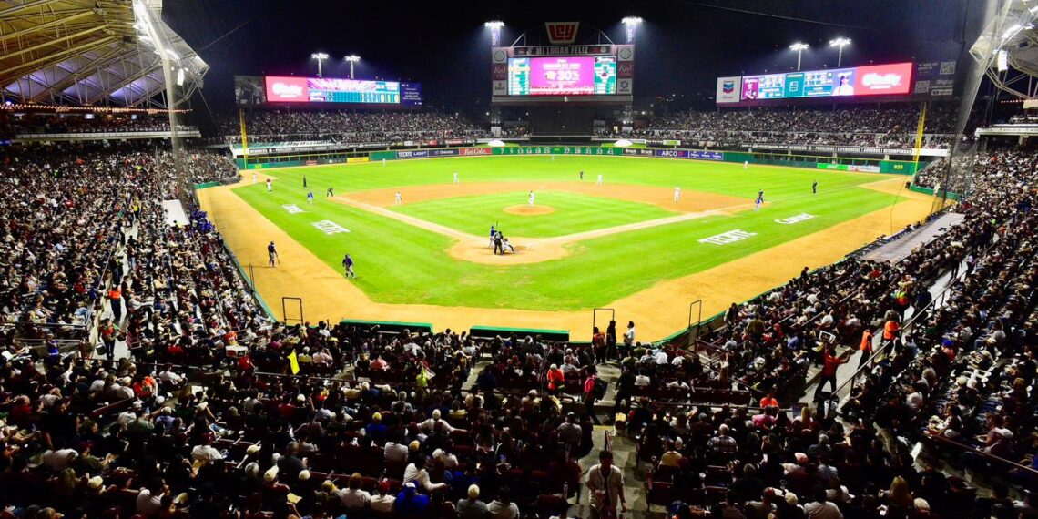 La pasión por el béisbol inunda de aficionados el estadio de Tomateros, en el primer juego de la serie final de LMP