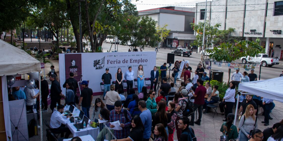Realizan con éxito la Feria del Empleo en la Plazuela Álvaro Obregón