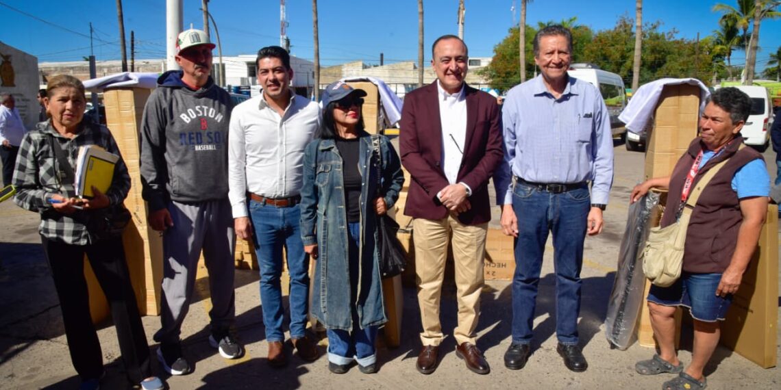 Fortalecen economía popular en Ahome con entrega de 80 apoyos del programa “Nuestro Tianguis”.