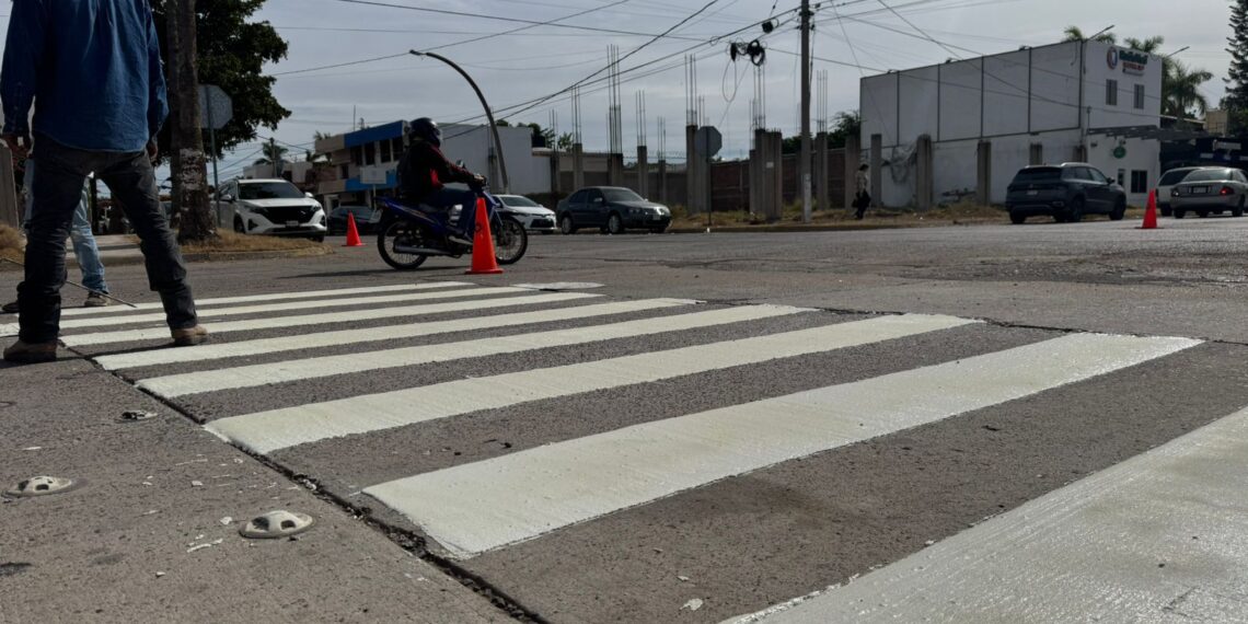 Los Mochis se moderniza con pintura señalética en principales pasos peatonales