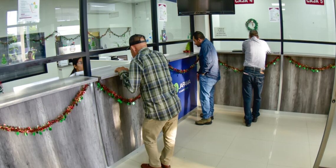 Antonio Menéndez recorre cajas de Tesorería y paga predial.