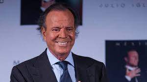 Fiscalía española archiva la denuncia por agresión sexual en contra del cantante Julio Iglesias