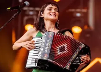 Julieta Venegas anuncia gira en México y prepara la presentación en vivo de su nuevo disco