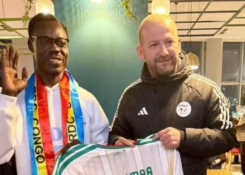 El superaficionado del Congo es homenajeado por la selección de Argelia, que lo reconoce por su icónica pose en la Copa Africana