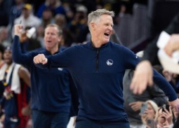 Steve Kerr, entrenador de Warriors, se lanza contra los árbitros y su expulsión es narrada de manera épica por el rapero Snoop Dogg
