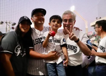 “Demostremos que en Sinaloa se vive el mejor beisbol de la región”: Rocha Moya en Guasave