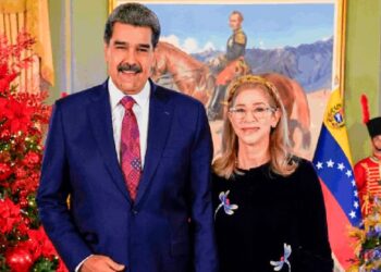 Maduro y Cilia Flores se encuentran en un buque militar en camino a Nueva York, asegura Trump