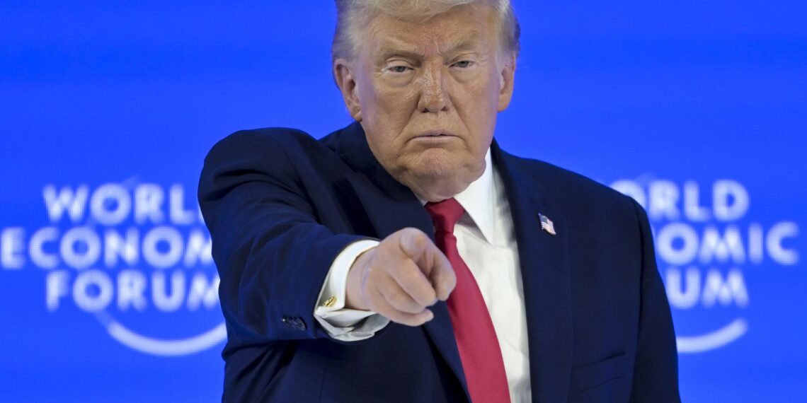 Trump defiende aranceles, desprecia a aliados y dice que EEUU “mantiene el mundo a flote”