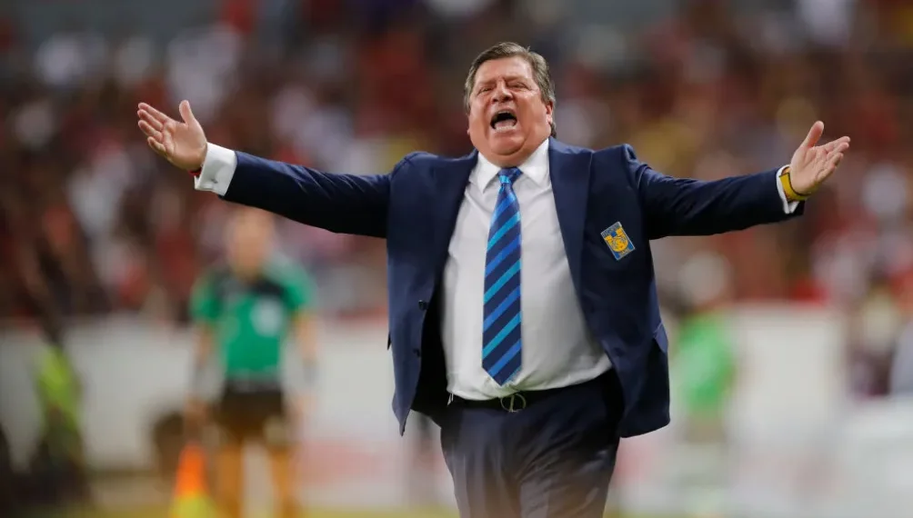 Miguel Herrera regresa de emergencia a Costa Rica y aparece en la Federación de Futbol