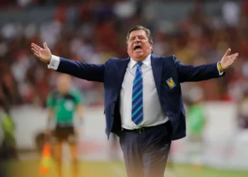 Miguel Herrera regresa de emergencia a Costa Rica y aparece en la Federación de Futbol