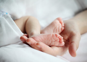 ICE deporta a bebé de 2 meses con bronquitis desde centro en Texas; denuncian riesgo para su vida