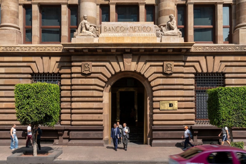 Banxico pausa recortes y mantiene tasa en 7.0% ante presiones inflacionarias