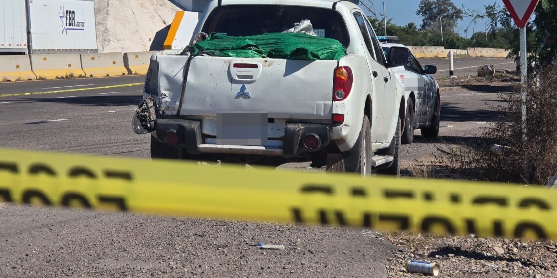 Localizan camioneta con cuerpos sin vida en la autopista Benito Juárez en San Pedro, Navolato