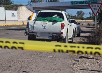 Localizan camioneta con cuerpos sin vida en la autopista Benito Juárez en San Pedro, Navolato