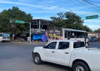 Instalan semáforos en el cruce de Cuauhtémoc e Ignacio Zaragoza en Los Mochis