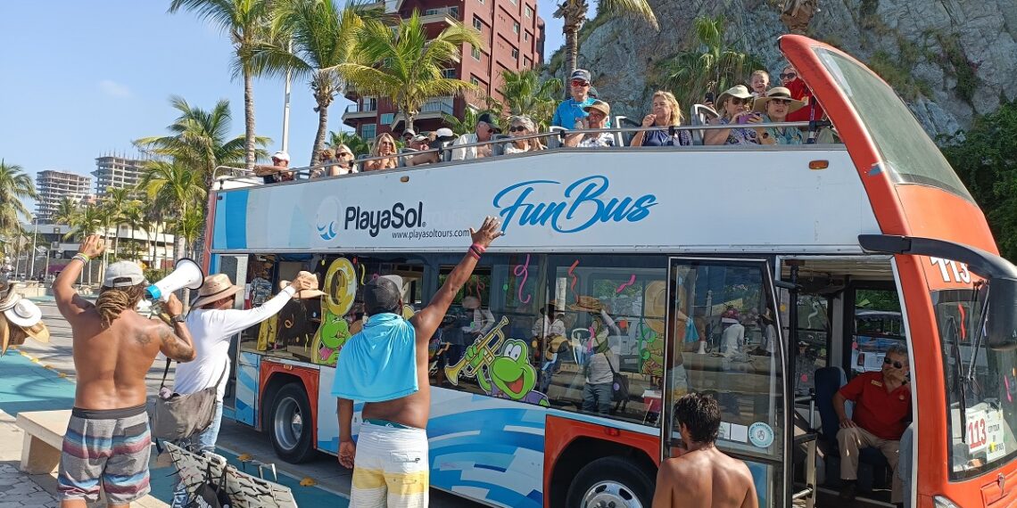 Recibe Mazatlán a más de 3,900 cruceristas en el último día de Carnaval