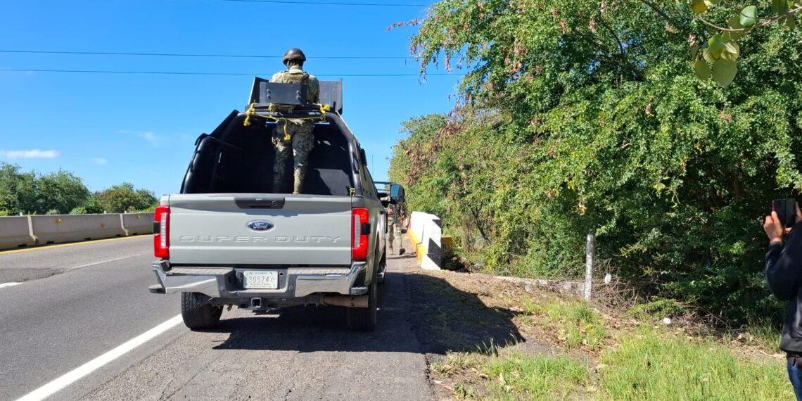 Localizan a hombre asesinado a balazos junto a la autopista Benito Juárez en Navolato