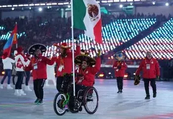 Arly Velásquez recibe la bandera de México rumbo a Milán-Cortina 2026