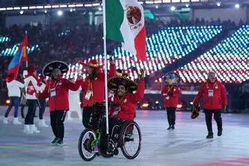 Arly Velásquez recibe la bandera de México rumbo a Milán-Cortina 2026