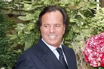 Julio Iglesias es investigado por irregularidades en las visas de sus empleados