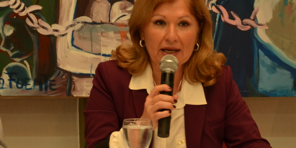 Alicia Duarte es atacada a balazos; Su hijo perdió la vida.