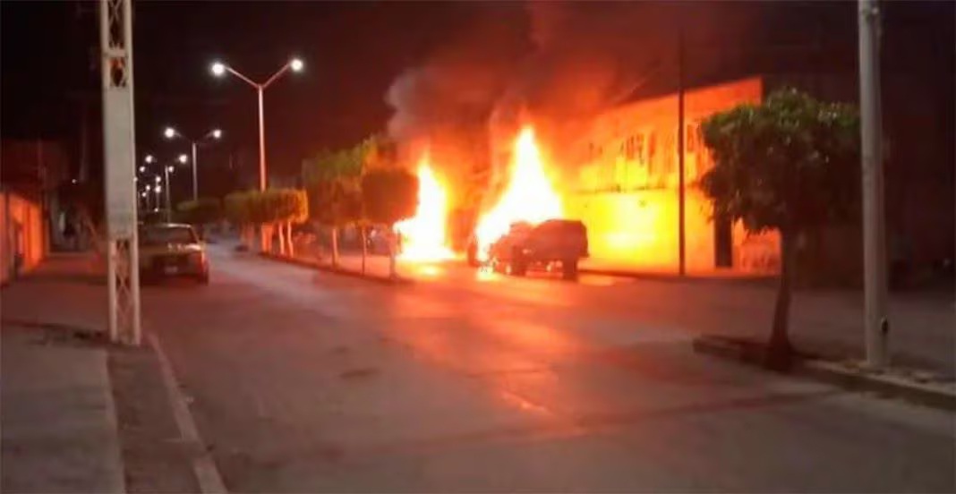 Incendian autos y tiendas en varios municipios de Jalisco