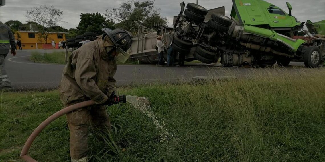 Derrame de combustible de pipa provoca movilización de policías y rescatistas en Culiacán