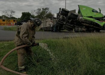 Derrame de combustible de pipa provoca movilización de policías y rescatistas en Culiacán
