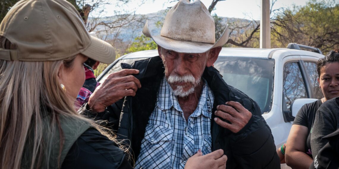SEBIDES realiza entrega de apoyos invernales en comunidades serranas de El Fuerte