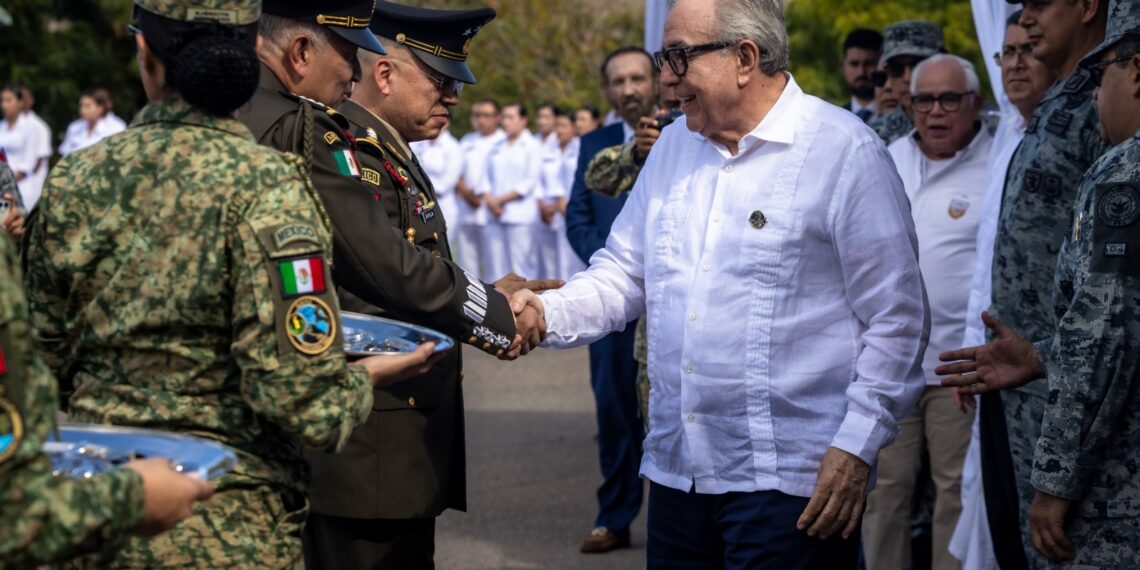 Asiste el Gobernador Rocha Moya al cambio de mando en la Tercera Región Militar
