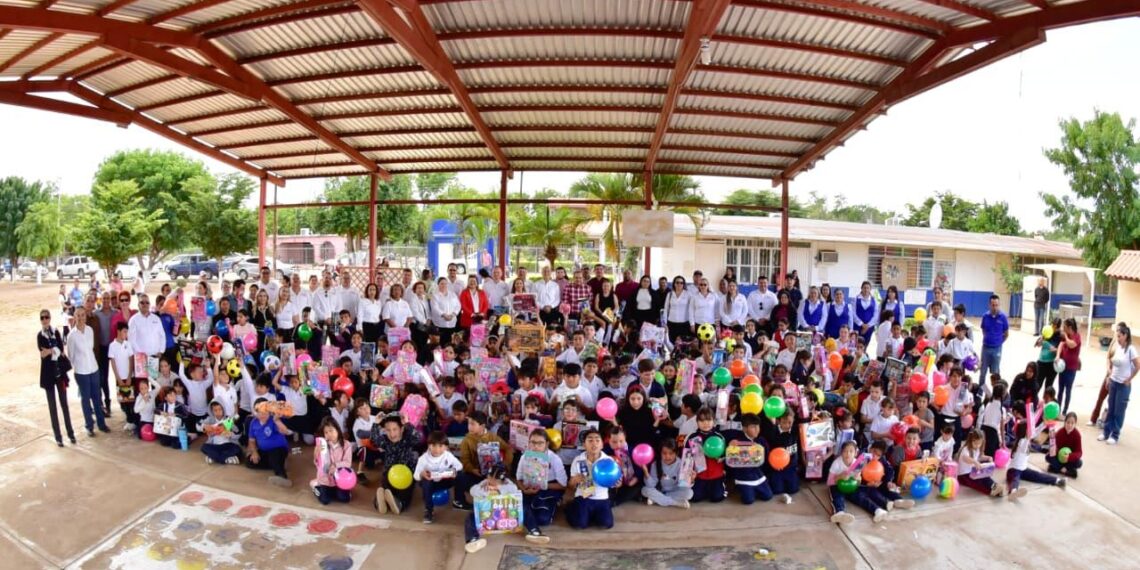 Alcalde Antonio Menéndez acompaña a SNTE 53 en entrega de juguetes en el Valle del Carrizo