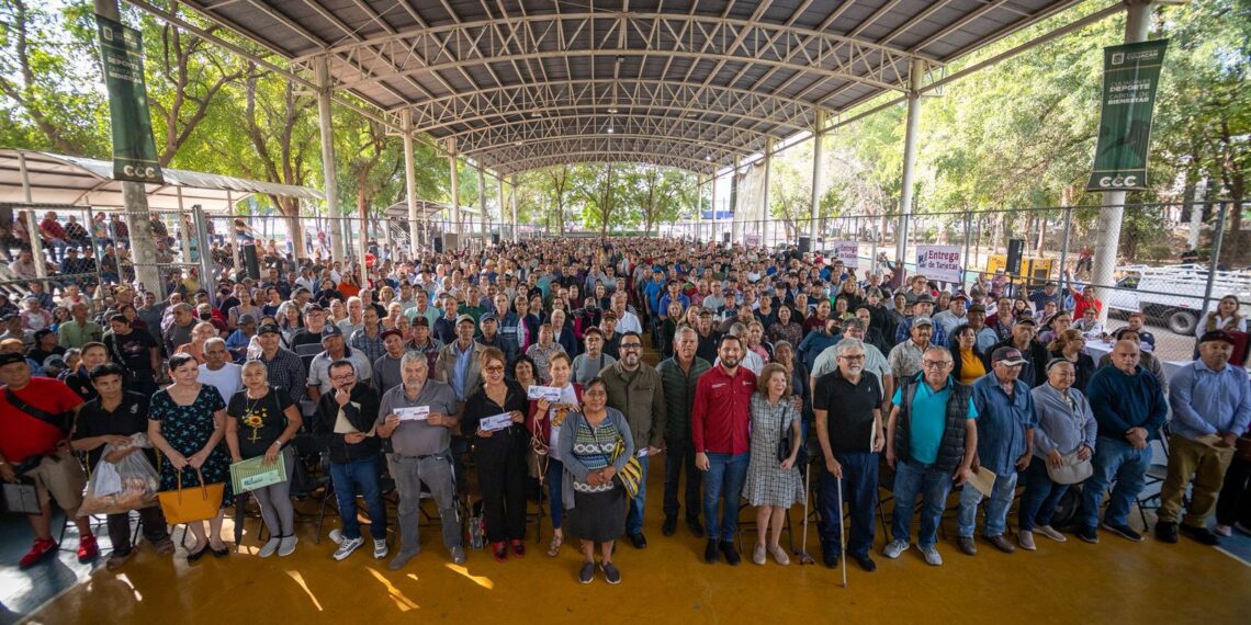 “Por el bien de todos, primero los que lo necesitan”: Juan de Dios Gámez durante la entrega de tarjetas a adultos mayores