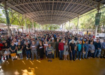 “Por el bien de todos, primero los que lo necesitan”: Juan de Dios Gámez durante la entrega de tarjetas a adultos mayores