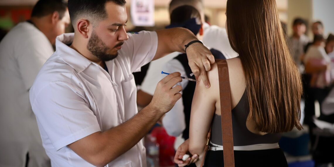 Alta afluencia en módulo de vacunación contra el sarampión en Palacio de Gobierno