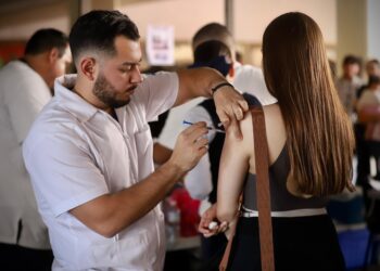 Alta afluencia en módulo de vacunación contra el sarampión en Palacio de Gobierno
