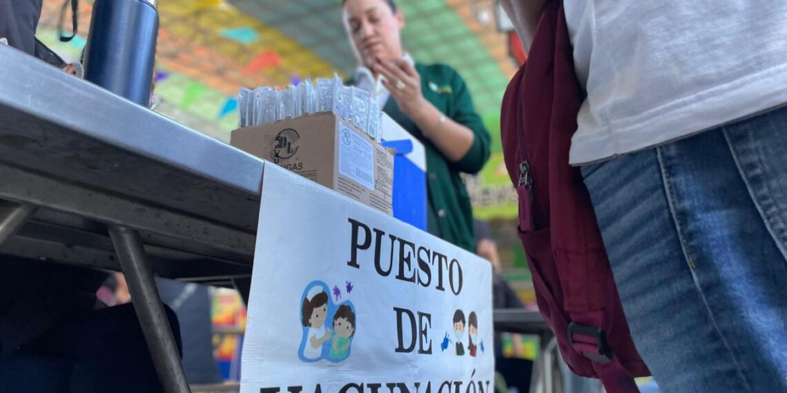 Llama Salud Ahome a vacunarse contra sarampión, y limpiar hogares para evitar mosco transmisor del dengue