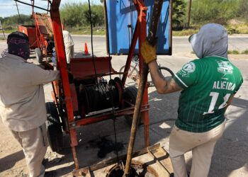 Realiza JAPAMA limpieza profunda en redes de alcantarillado con uso de malacates