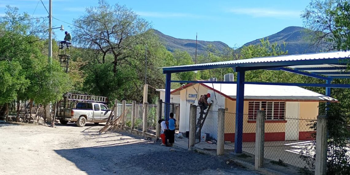 Gobierno de El Fuerte prioriza atención a comunidades alejadas con rehabilitación de caminos y luminarias