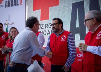 Juan de Dios Gámez acude al banderazo de inicio de la Colecta Cruz Roja 2026