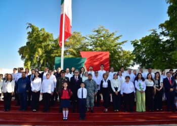 Ahome honra a la Bandera con ceremonia cívica en Palacio Municipal y el Monumento a la Bandera