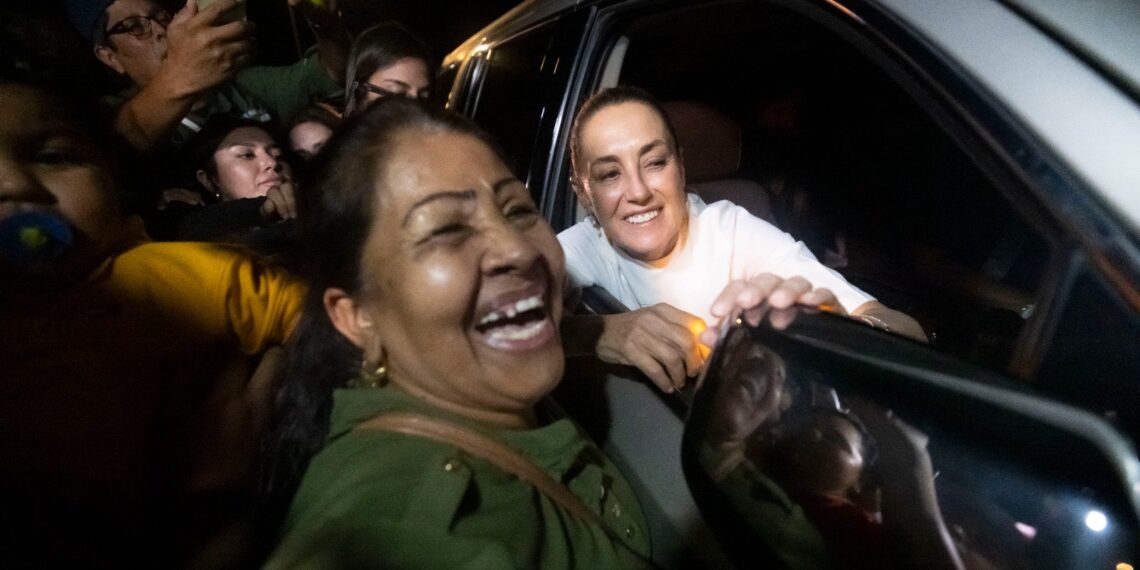 Cientos de sinaloenses dan un afectuoso recibimiento a la presidenta Claudia Sheinbaum