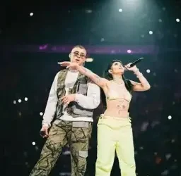 En medio del conflicto con Cazzu, Bad Bunny es captado en playas de Australia junto a Gabriela Berlingeri