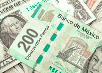 Dólar retrocede y peso mexicano se fortalece al inicio de la semana