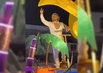 Video: Aldo De Nigris sufre aparatosa caída en Carnaval de Mazatlán