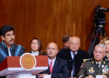 En plena calle, captan a dos empleados limpiando los zapatos del ministro presidente Hugo Aguilar