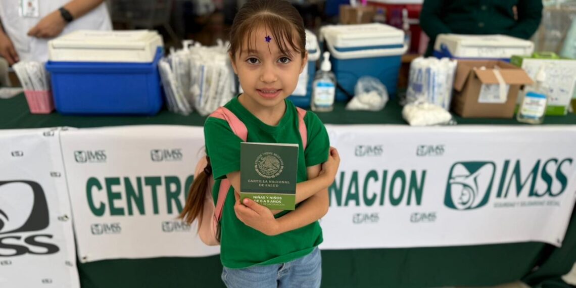 Familias acuden a macrocentros de Sinaloa para vacunarse contra el sarampión