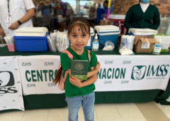 Familias acuden a macrocentros de Sinaloa para vacunarse contra el sarampión