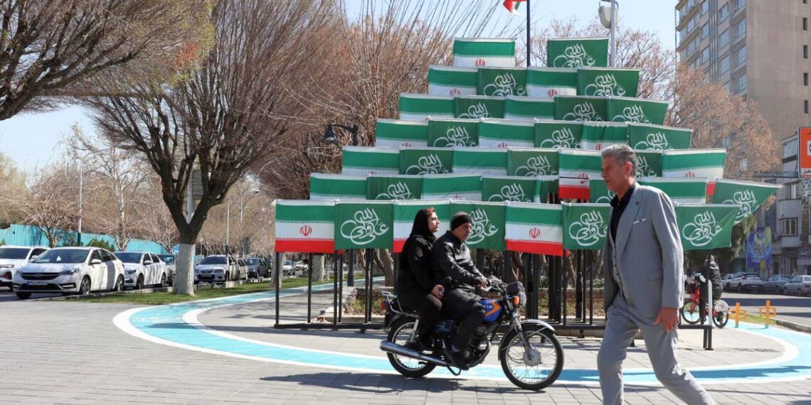 Reino Unido y China piden a personal y ciudadanos salir de Irán